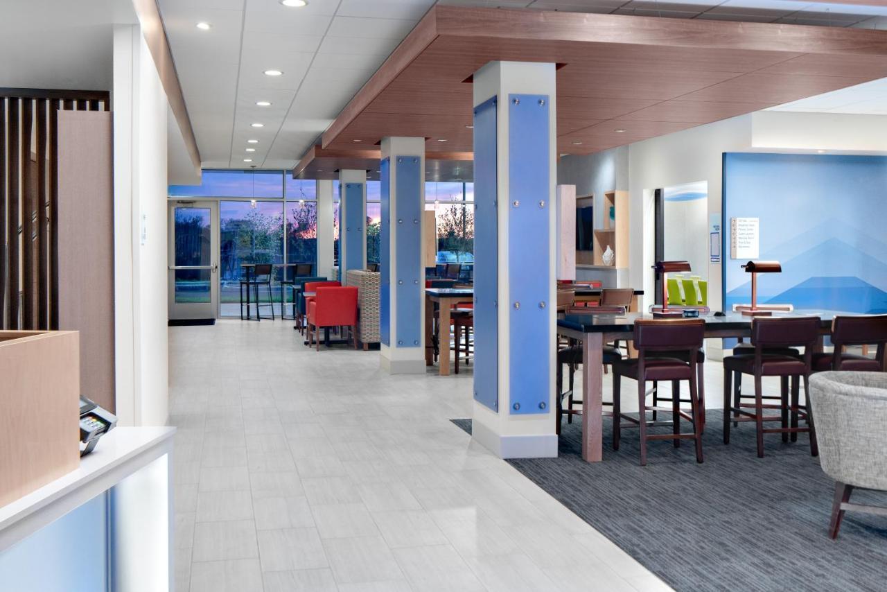 Holiday Inn Express & Suites - Elkhorn - Lake Geneva Area By Ihg Экстерьер фото